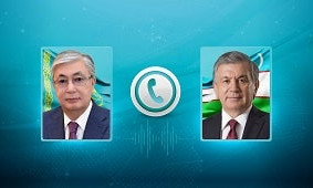 Глава государства провел телефонный разговор с Президентом Узбекистана
