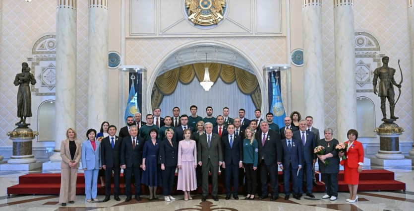 Глава государства наградил ряд казахстанцев орденами и медалями