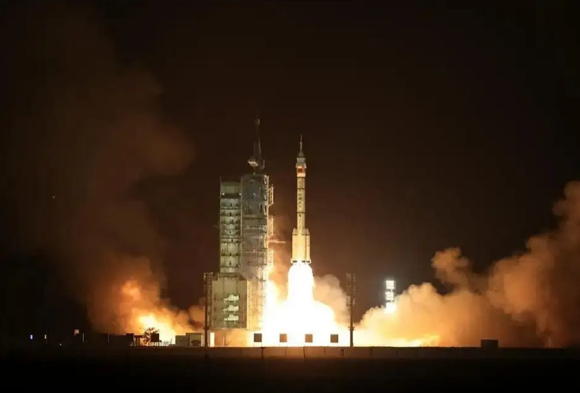 Қытай «Шэньчжоу-18» ғарыш кемесін ұшырды