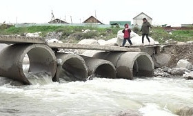 Рискуя жизнями: жители вынуждены передвигаться по опасному самодельному мосту