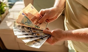 Курс доллара и евро в обменниках Алматы 1 мая 2024