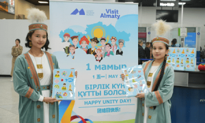 1 мая пассажирам в Международном аэропорту Алматы вручают памятные подарки
