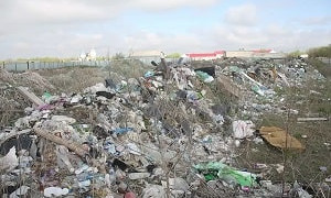 Горы мусора: в пригороде Актобе очередникам выдали участки прямо на стихийной свалке