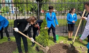 «Алматы – біздің ортақ үйіміз»: мектеп бітіруші түлектер ағаш отырғызды