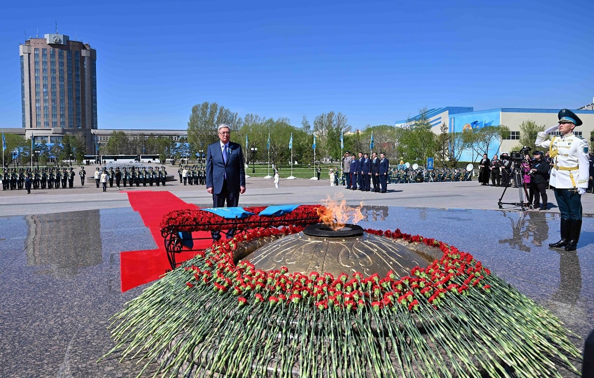 Қасым-Жомарт Тоқаев "Отан Ана" монументіне гүл шоғын қойды
