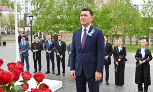 Ерлан Карин возложил цветы к памятнику Талгата Бегельдинова