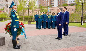 Олжас Бектенов возложил цветы к памятнику Халық Қаһарманы Рахымжана Кошкарбаева