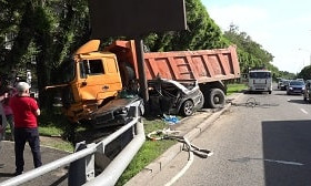 Жуткое ДТП: водителя зажало между грузовиком и опорой билборда