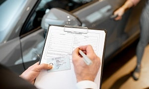 Казахстанцам станет сложнее получить водительские права: приняты поправки 