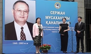Вечная память: в Алматы установили мемориальную доску в честь Сержана Канапьянова