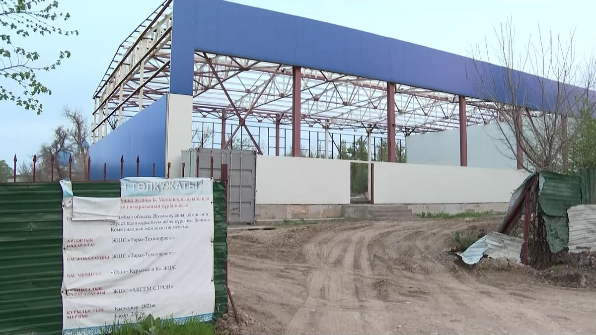 Сақалды құрылыс: Жамбыл облысында спорт кешені қаңғыбас иттердің мекеніне айналды