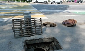 Люковое горе: в Алматы из-за участившихся краж люков засоряется канализация