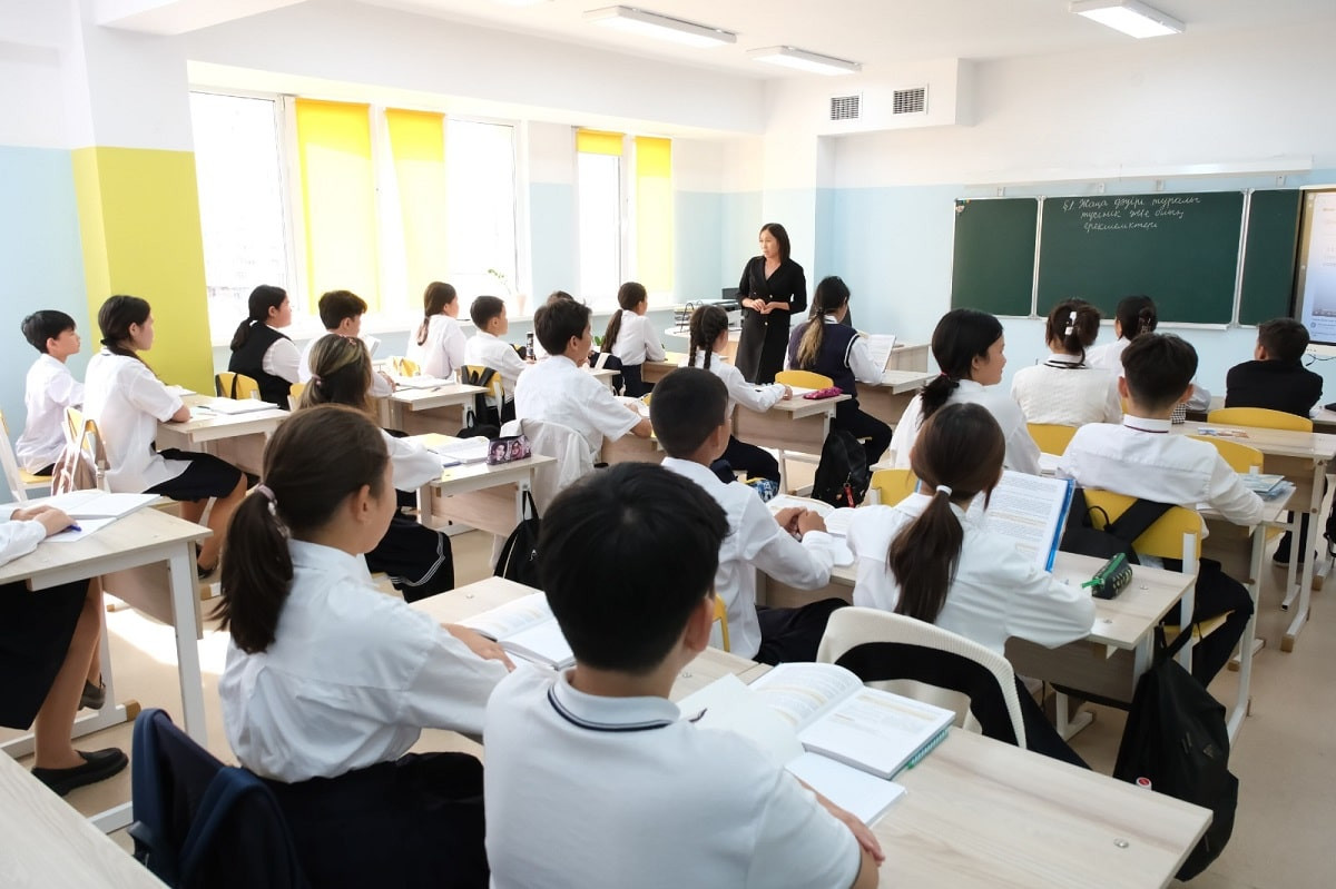 Оқу-ағарту министрі қазақстандық оқушыларды 2023-2024 оқу жылының аяқталуымен құттықтады
