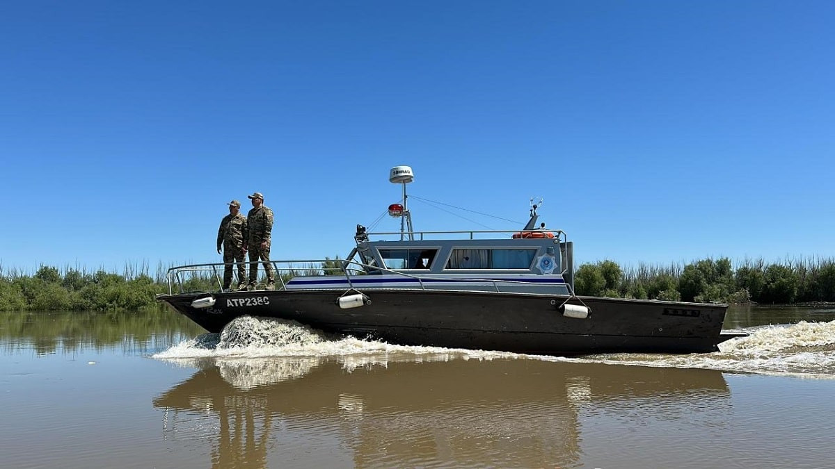 Паводки в Казахстане: в Атырау продолжаются берегоукрепительные работы