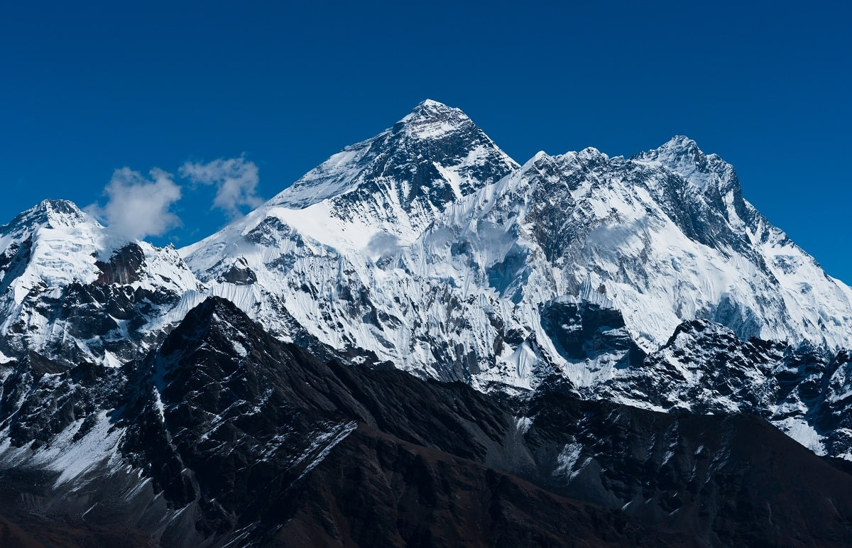 По дороге на Эверест образовалась "пробка" из альпинистов (видео)