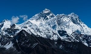 По дороге на Эверест образовалась "пробка" из альпинистов (видео)