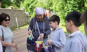 «Алматы» телеарнасы балаларға мерекелік сыйлық жасады