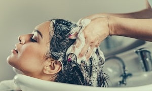  Слишком горячая вода: 3 ошибки при мытье головы
