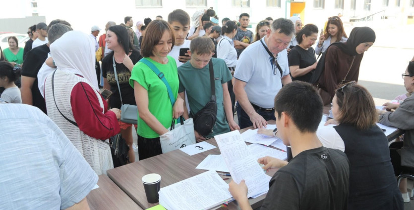 Ключи от квартир в 20 домах вручили очередникам в Алматы