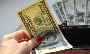 Курс на понижение: что происходит с долларами в Казахстане