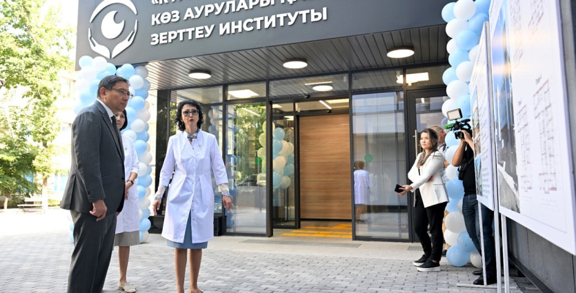 Ерболат Досаев поздравил медиков в преддверии профессионального праздника