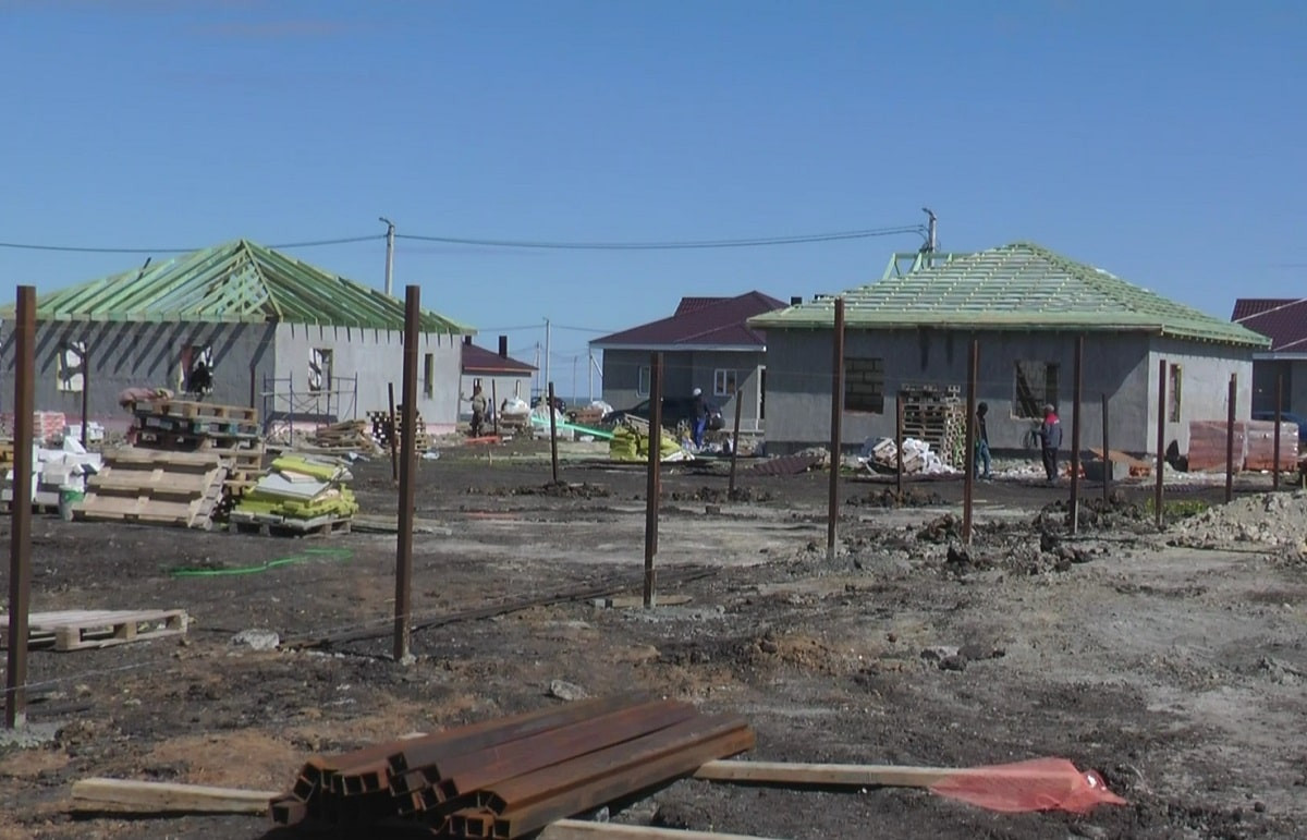 Канат Бозумбаев ознакомился с ходом строительства домов для пострадавших от паводков