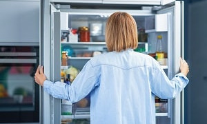 Неожиданный лайфхак: почему стоит держать стакан с необычным веществом в холодильнике
