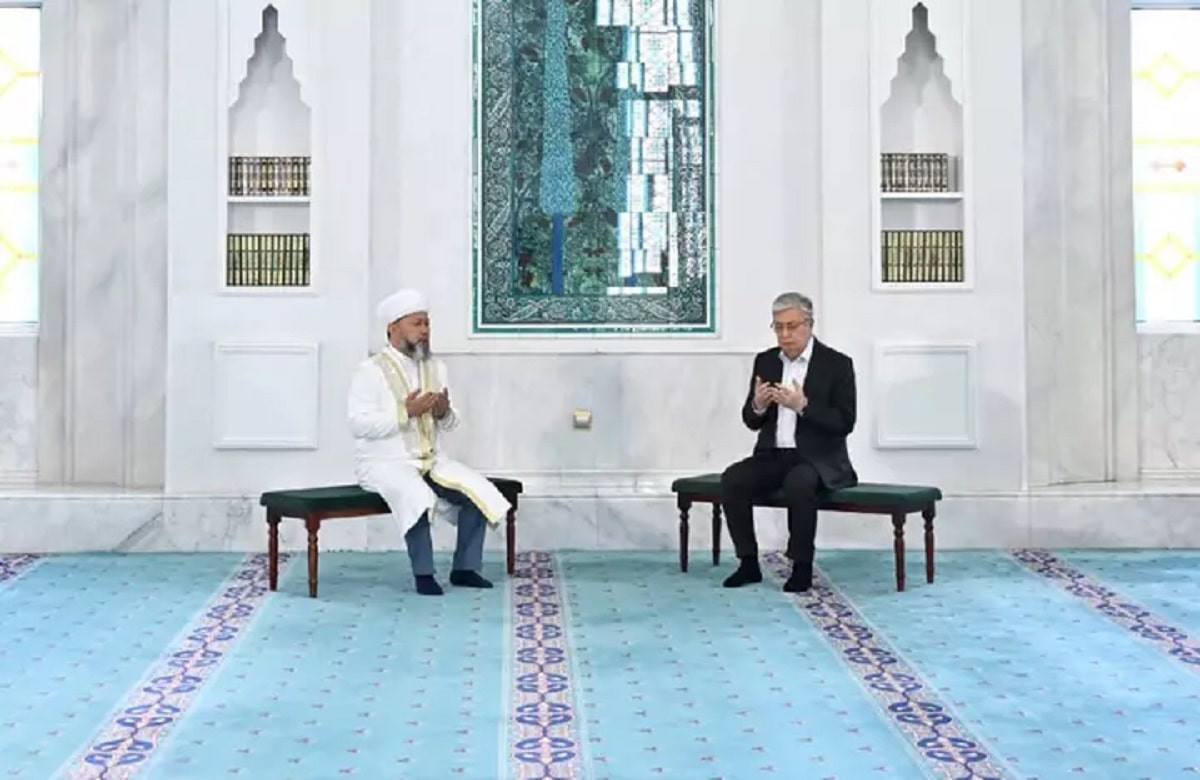 Президент посетил мечеть Хазрет Султан в Астане 