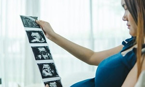 Казахстанские врачи впервые стали проводить операции ребёнку в утробе матери