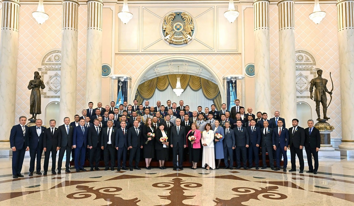 Президент наградил казахстанцев, активно участвовавших в борьбе с паводками