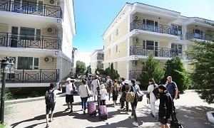 Алматылық оқушылардың қала сыртындағы жазғы сауықтыру лагеріндегі демалысы басталды