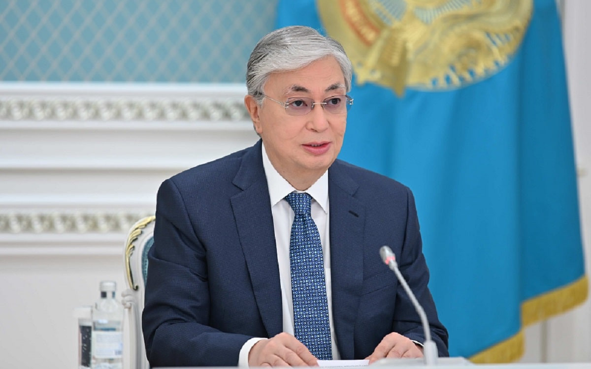Президент Токаев поздравил госслужащих