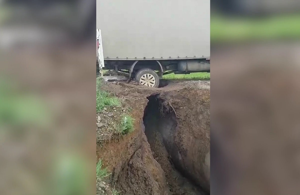 Опасный участок: грузовой автомобиль едва не ушел под землю