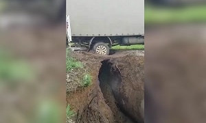Опасный участок: грузовой автомобиль едва не ушел под землю