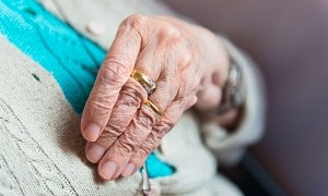 Продолжает работать: столетняя женщина отказалась выходить на пенсию