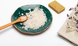 Дешево и эффективно: зачем нужно посыпать мыло солью