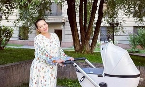 Макпал Исабекова опубликовала фото новорожденной дочери