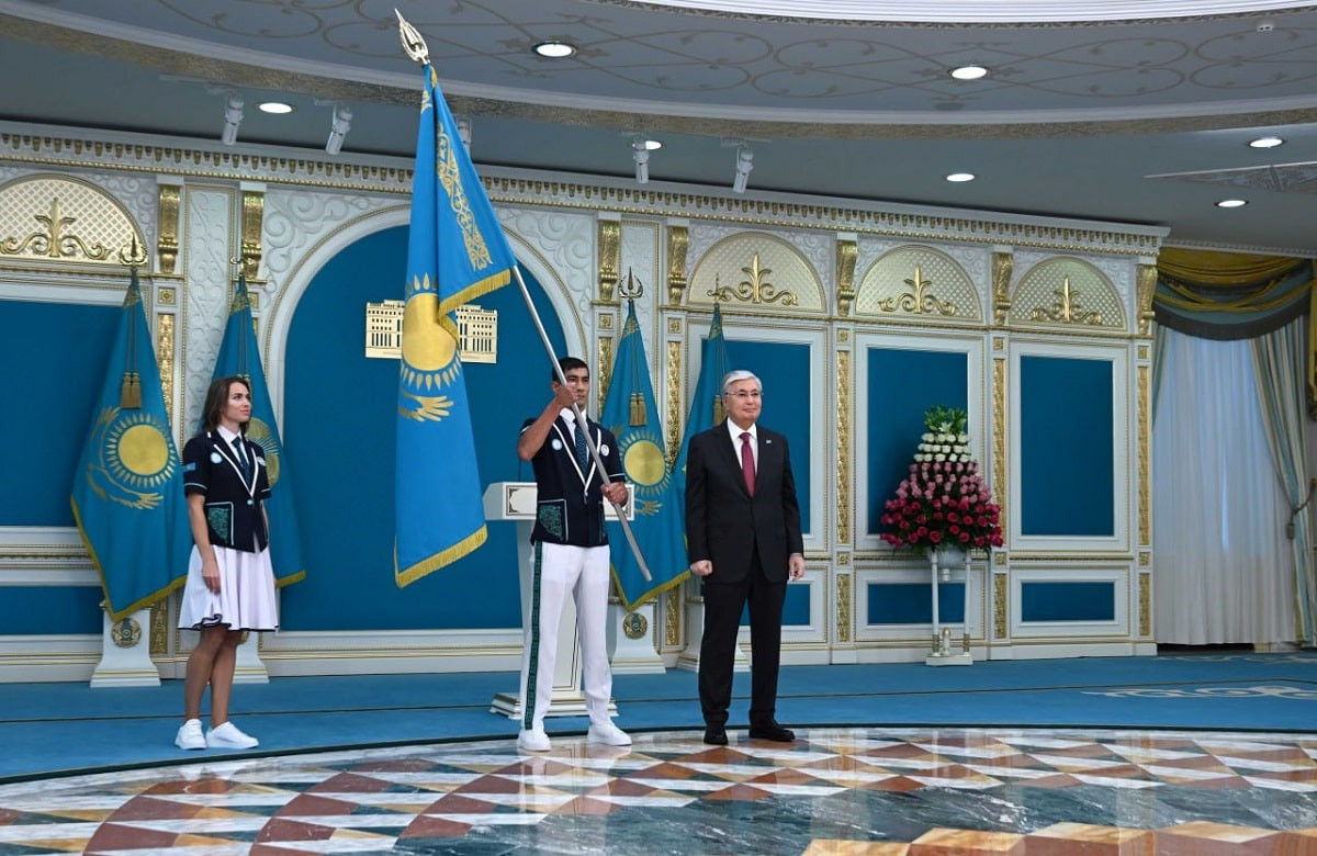 Президент вручил Государственный флаг членам олимпийской сборной команды Казахстана