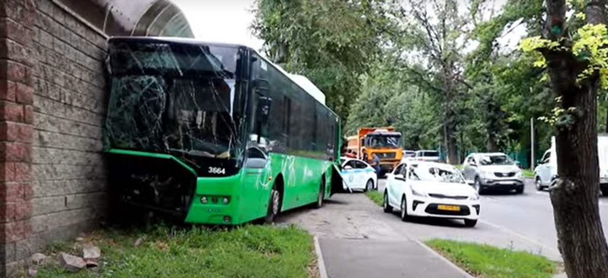 В Алматы грузовик врезался в стоящий на остановке автобус