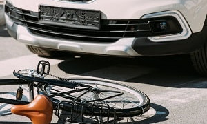 Смертельный наезд: под колеса легковушки попал велосипедист с пассажиром