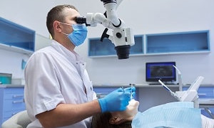 Казахстанцам запретят снимать пенсионные деньги на стоматологические услуги