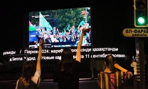 Алматының үлкен экрандарында Олимпиаданың ашылу салтанаты көрсетілді