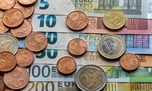 Курс евро и доллара в обменниках Алматы 27 июля 2024