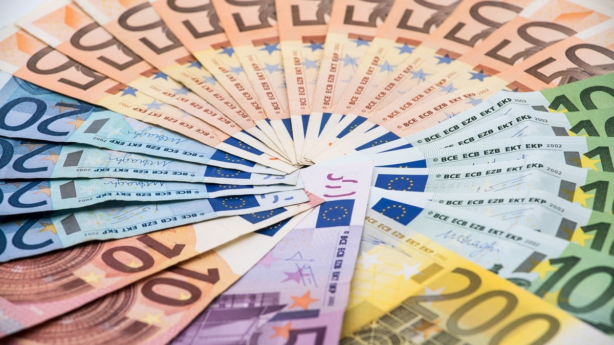 Курс евро и доллара в обменниках Алматы 28 июля 2024