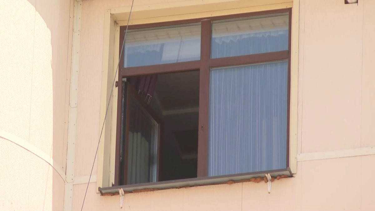 Опасный период: с начала года в Таразе из окон многоэтажек выпало 7 детей