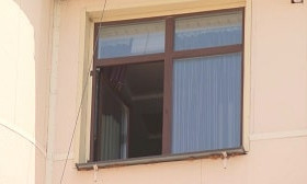 Опасный период: с начала года в Таразе из окон многоэтажек выпало 7 детей
