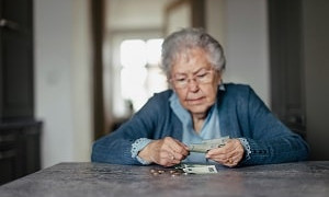 "Спасение снохи": полмиллиона отдала пенсионерка из Шымкента