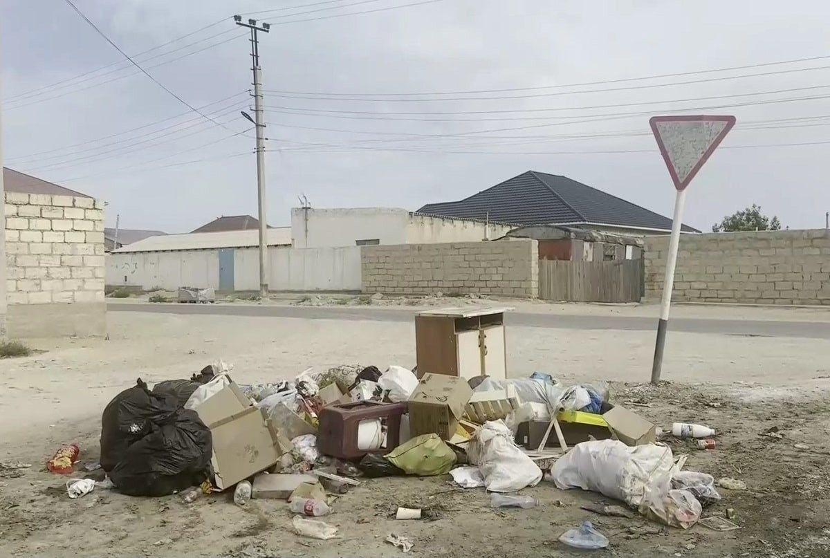 Утопают в горах мусора: сельчане жалуются на бездействия коммунальщиков