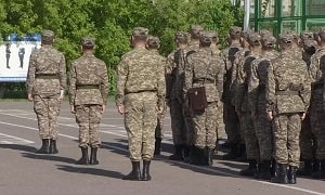 Баламды қасақана өлтіруі мүмкін: Маңғыстауда көз жұмған сарбаздың әкесі әділ тергеуді талап етіп отыр