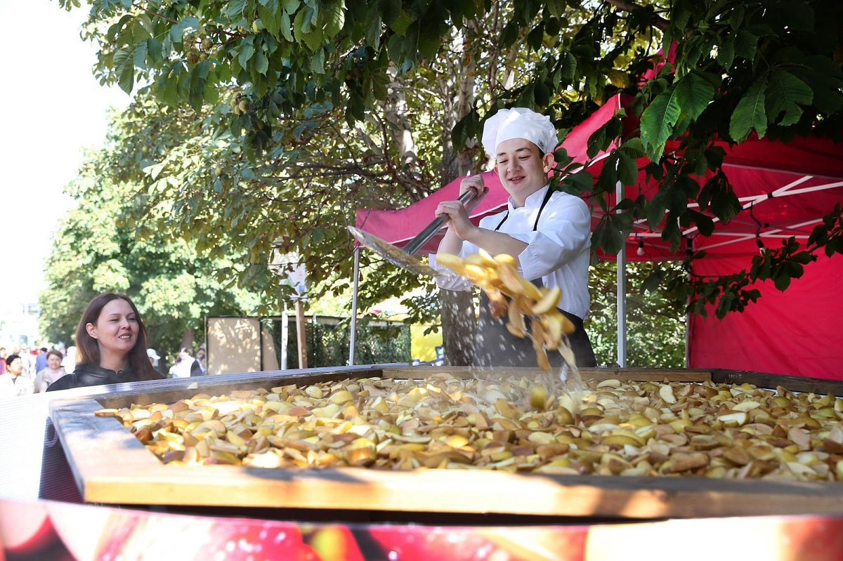  Apple Fest: Алматыда 1700 литр компоты бір мезгілде қайтанып, рекорд жаңартты